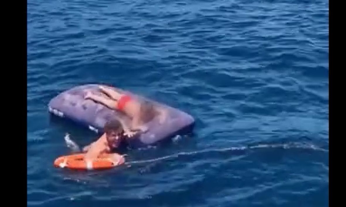 Ιταλία: Άνεμοι παρέσυραν 5χρονο σε φουσκωτό και τη γιαγιά του δύο μίλια από την ακτή – Η διάσωση