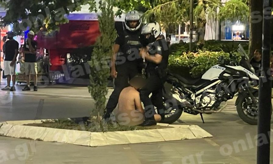 Λάρισα: Πανικός με άνδρα που κυκλοφορούσε ολόγυμνος στην κεντρική πλατεία – Βίντεο