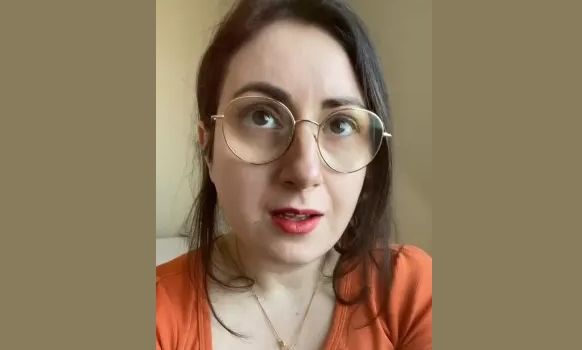 Η αόρατη μάχη της Sharisse Zerounian: «Έχω μια περίεργη πάθηση και κάνω εμετό 15 φορές την ώρα» 