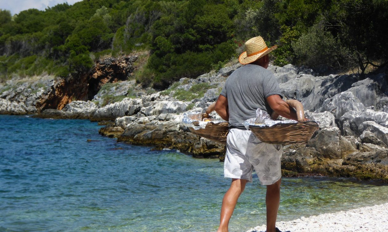 Πώς δρούσε η «μαφία του λουκουμά» – Με…κουμπούρια ο έλεγχος στις παραλίες
