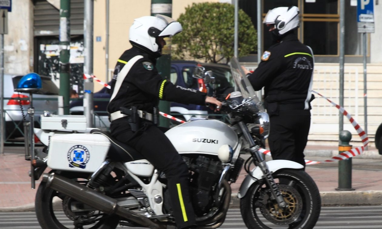 Βουλιαγμένη: Μπλόκο για μηχανές με αναβάτες χωρίς κράνος – Παραλίγο να πατήσουν αστυνομικούς