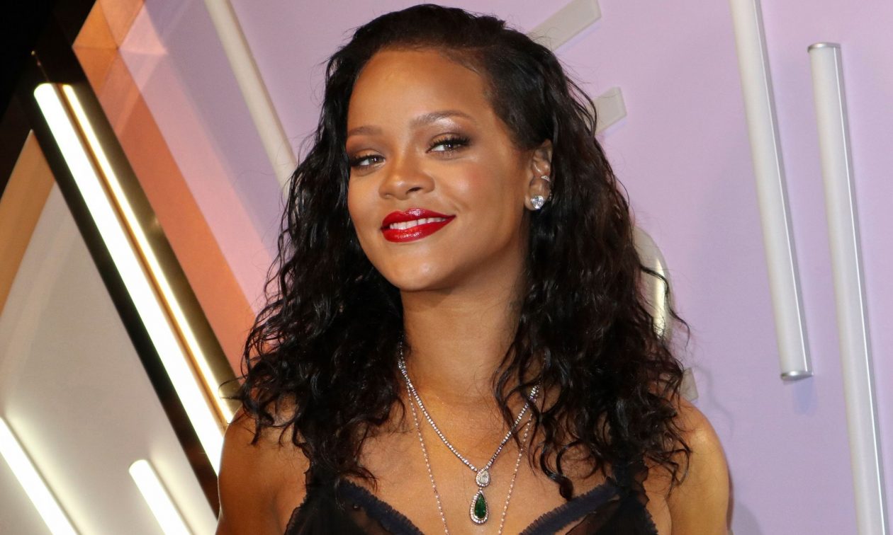 Rihanna: Αποκάλυψε τη φουσκωμένη κοιλίτσα της στο Παρίσι