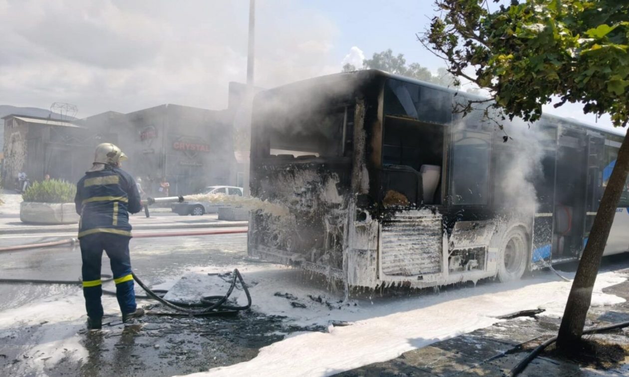 Πανικός στον Βόλο: Φωτιά σε λεωφορείο – Για 300 μέτρα κινούνταν βγάζοντας καπνούς