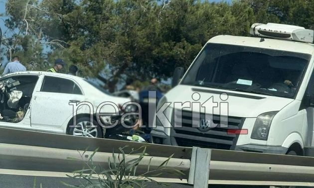 Σοβαρό τροχαίο στο Ηράκλειο: Σφοδρή σύγκρουση δύο ΙΧ – Ανετράπη όχημα, τέσσερις τραυματίες – Εικόνες