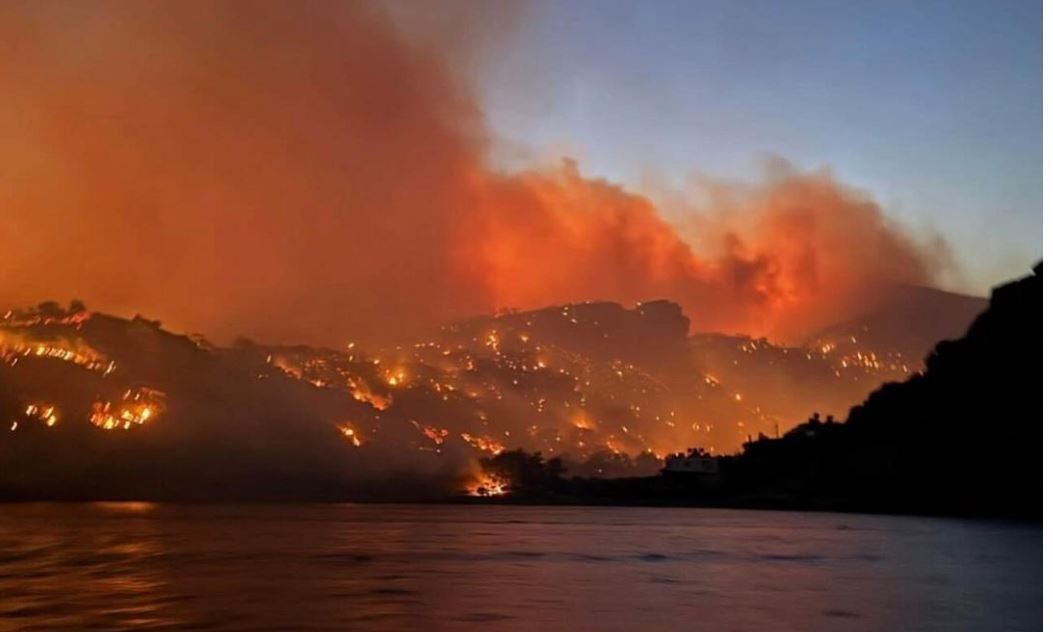 Ιεράπετρα: Με δυνάμεις από την Αθήνα ενισχύεται η μεγάλη επιχείρηση για τη φωτιά – Δύσκολη νύχτα