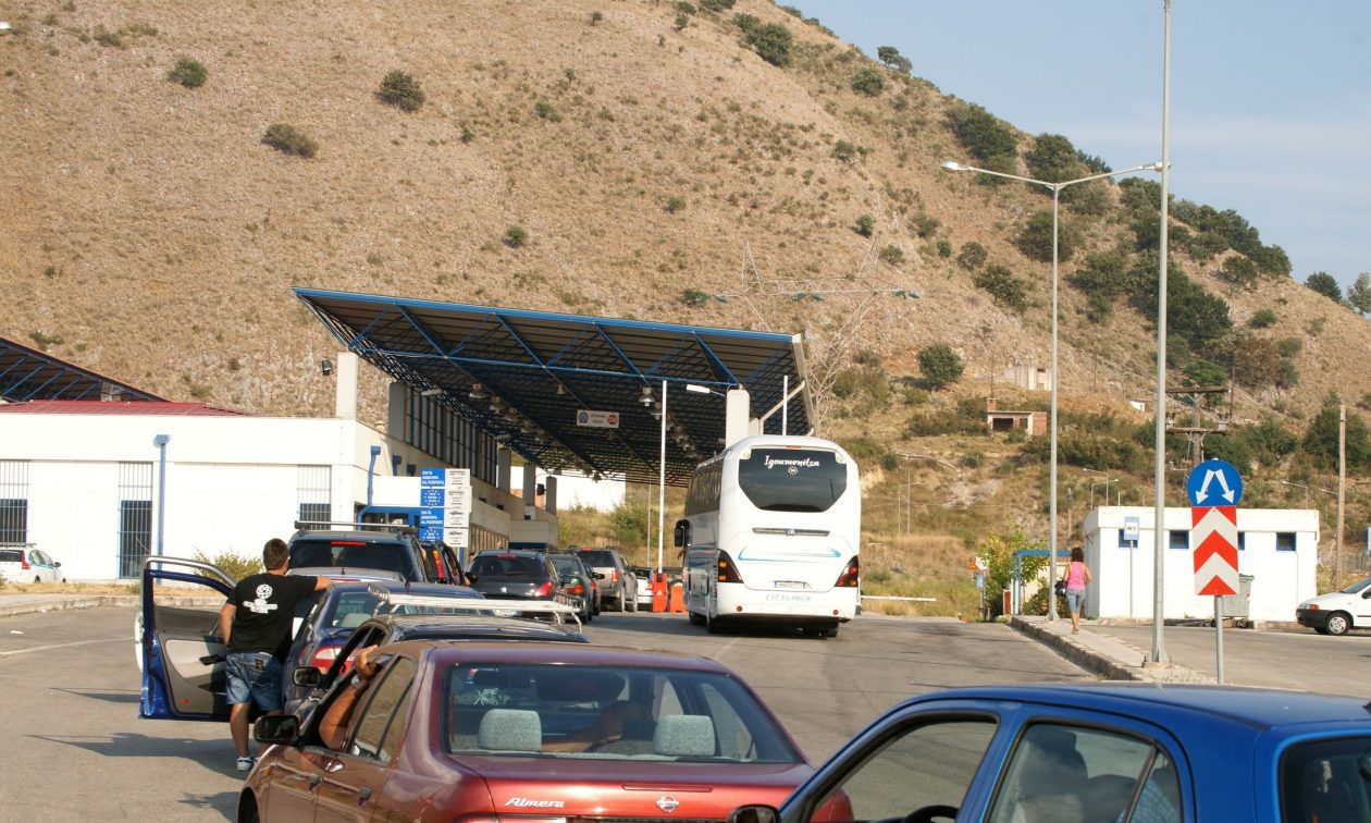 Έφοδος των «αδιάφθορων» στο Τελωνείο Μαυροματίου – 13 συλλήψεις