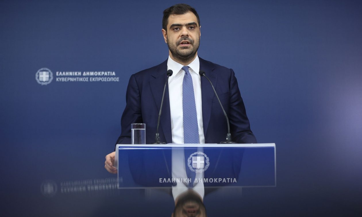 Η ενημέρωση των πολιτικών συντακτών από τον Παύλο Μαρινάκη – Δείτε Live