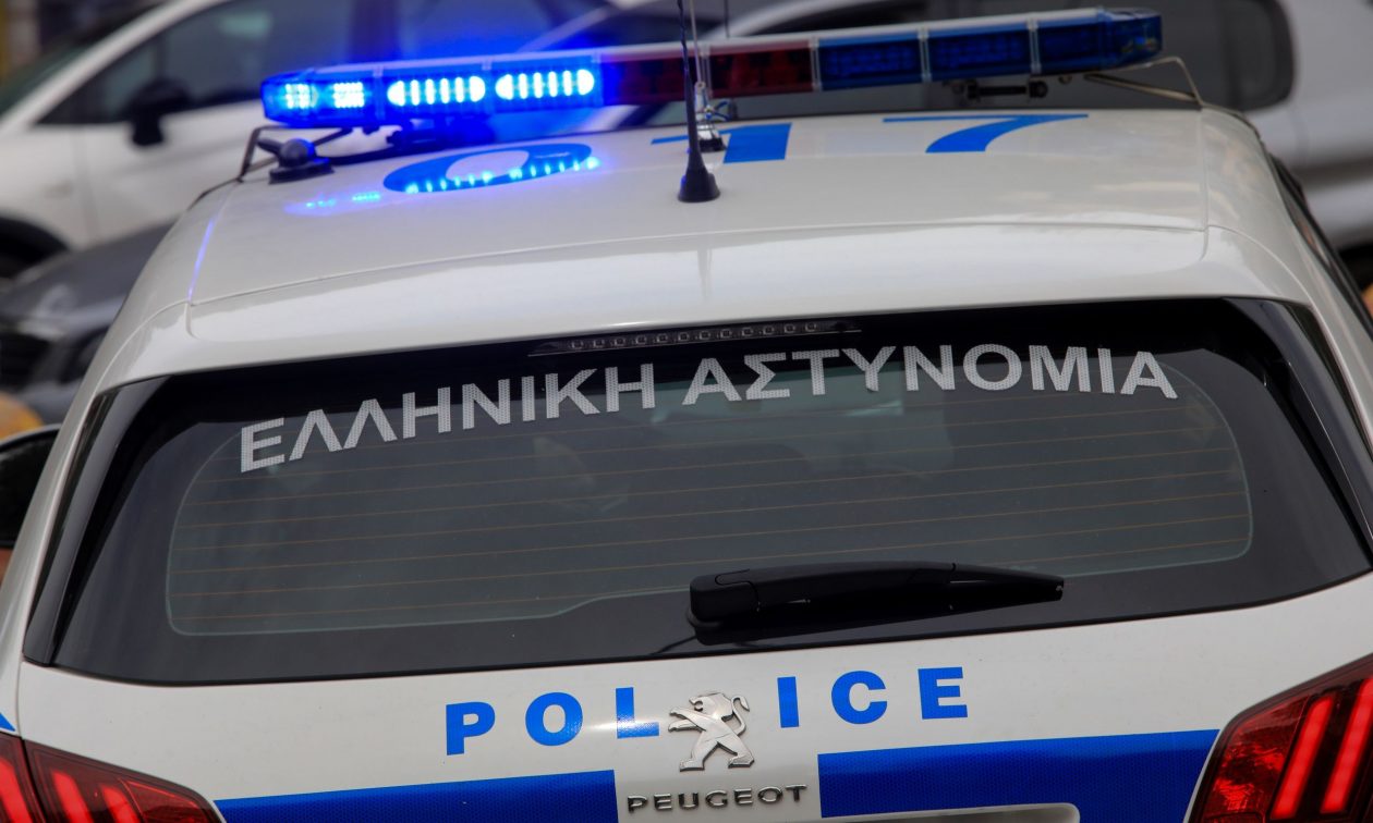 Άγρια συμπλοκή γυναικών στην Αμαλιάδα: Την κυνηγούσε με ψαλίδι στο δρόμο – Την έστειλε νοσοκομείο