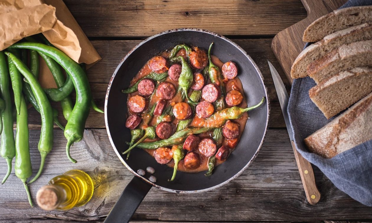 Το TasteAtlas αποθεώνει την ελληνική κουζίνα και το σπετζοφάι
