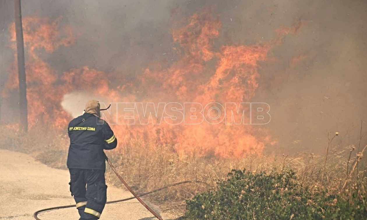 Φωτιά τώρα σε Πικέρμι – Ραφήνα: «Καίει κοντά σε σπίτια, δεν έχουν σταματήσει οι ισχυροί άνεμοι»