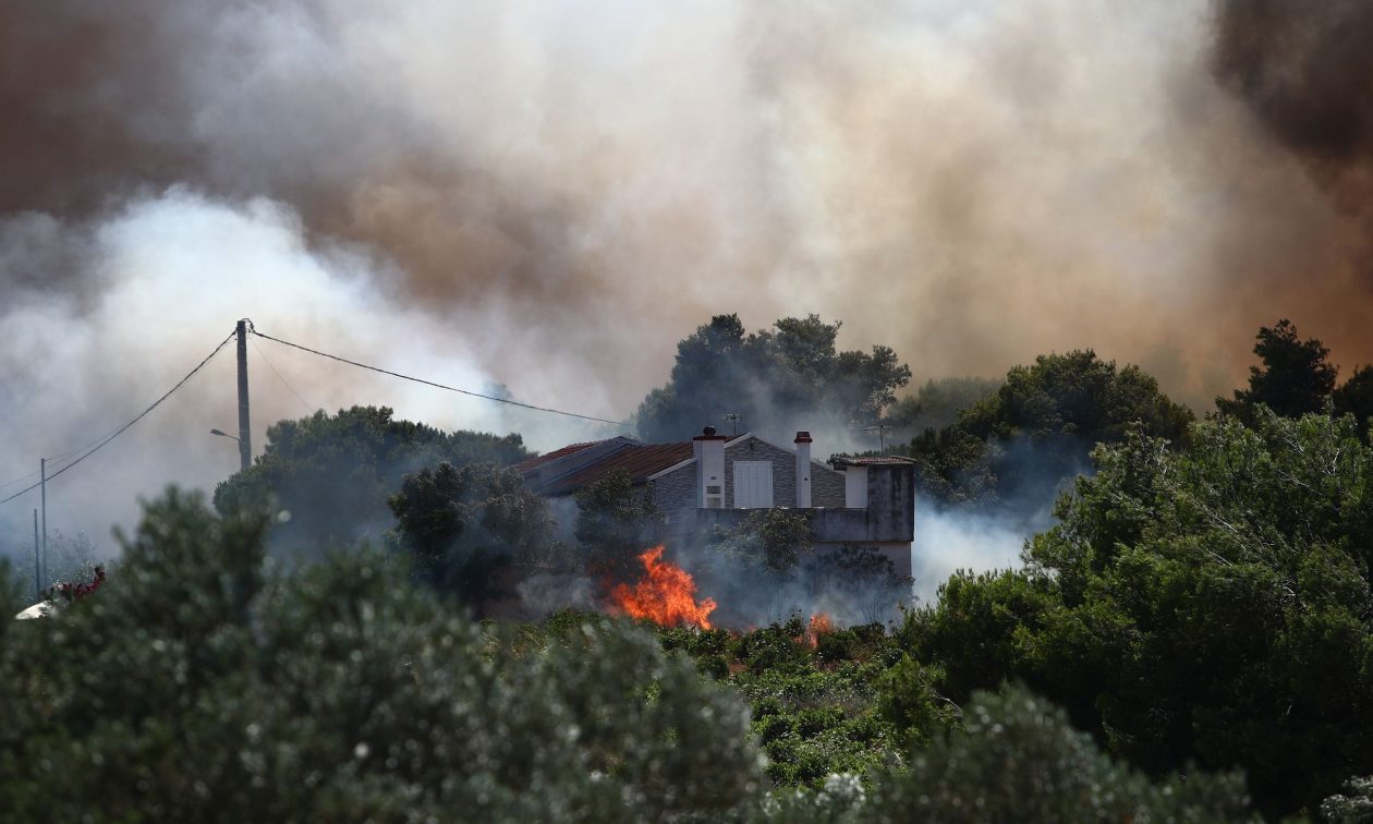 Φωτιά στη Ραφήνα: Τουλάχιστον 10 σπίτια παραδόθηκαν στις φλόγες – Τιτάνια η μάχη της Πυροσβεστικής