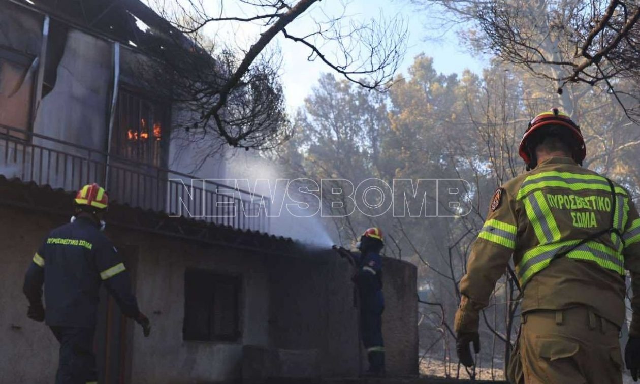LIVE BLOG: Φωτιά στη Ραφήνα: Εκκενώσεις, καμένα σπίτια και διακοπές κυκλοφορίας