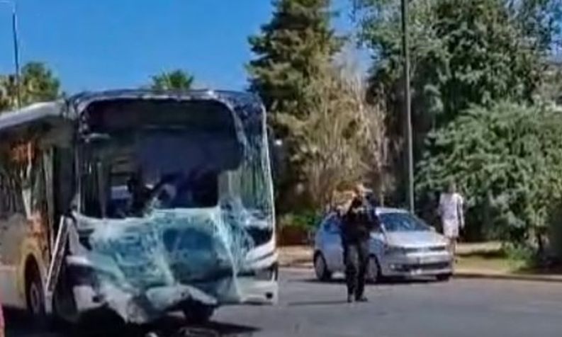 Βούλα: Πώς έγινε το τροχαίο με τα δυο λεωφορεία – Έπεσε αφρενάριστο το ένα πάνω στο άλλο!