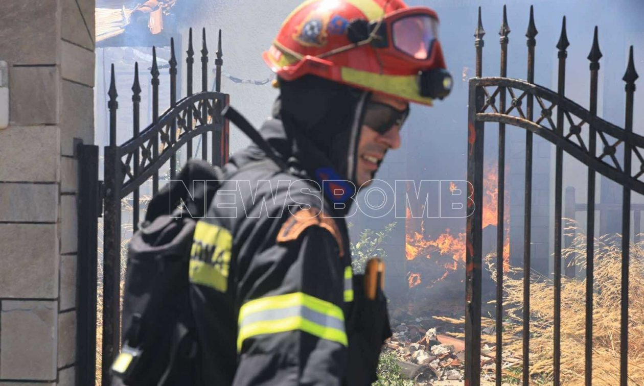 Μεγάλη πυρκαγιά στο Κορωπί – Στα σπίτια κάνουν ρίψεις τα ελικόπτερα – 112 για εκκενώσεις