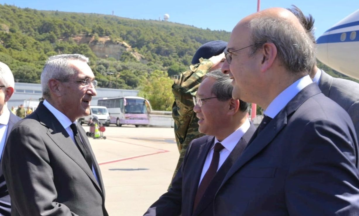 Ο πρωθυπουργός της Κίνας στη Ρόδο για ιδιωτική επίσκεψη – Τον υποδέχτηκε ο Χατζηδάκης