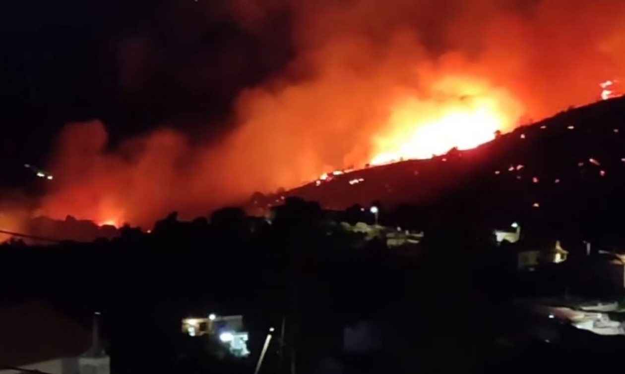 Κάρυστος: Μαίνεται ανεξέλεγκτη η φωτιά στα Μεσοχώρια – Οι φλόγες έχουν κυκλώσει τα χωριά
