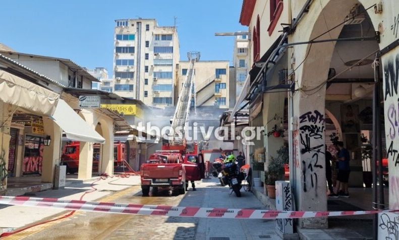 Θεσσαλονίκη: Μαίνεται η φωτιά στο Καπάνι – Στο νοσοκομείο με αναπνευστικά προβλήματα 3 πυροσβέστες