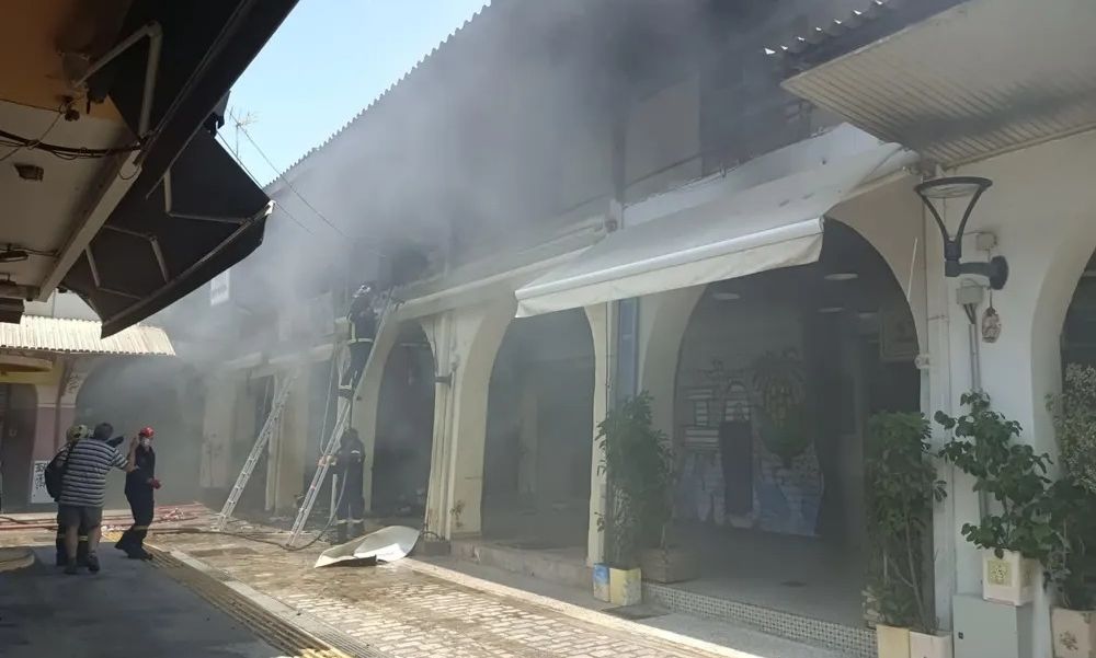Θεσσαλονίκη: Υπό έλεγχο η φωτιά στο Καπάνι – Ζημιές σε τρία μαγαζιά, στο νοσοκομείο 4 πυροσβέστες