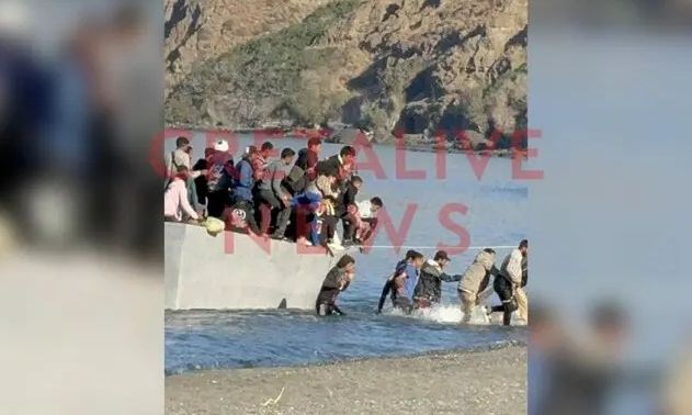 Κρήτη: 800 παράνομοι μετανάστες σε λίγες ώρες – Βίντεο που αποβιβάζονται σε τουριστική παραλία