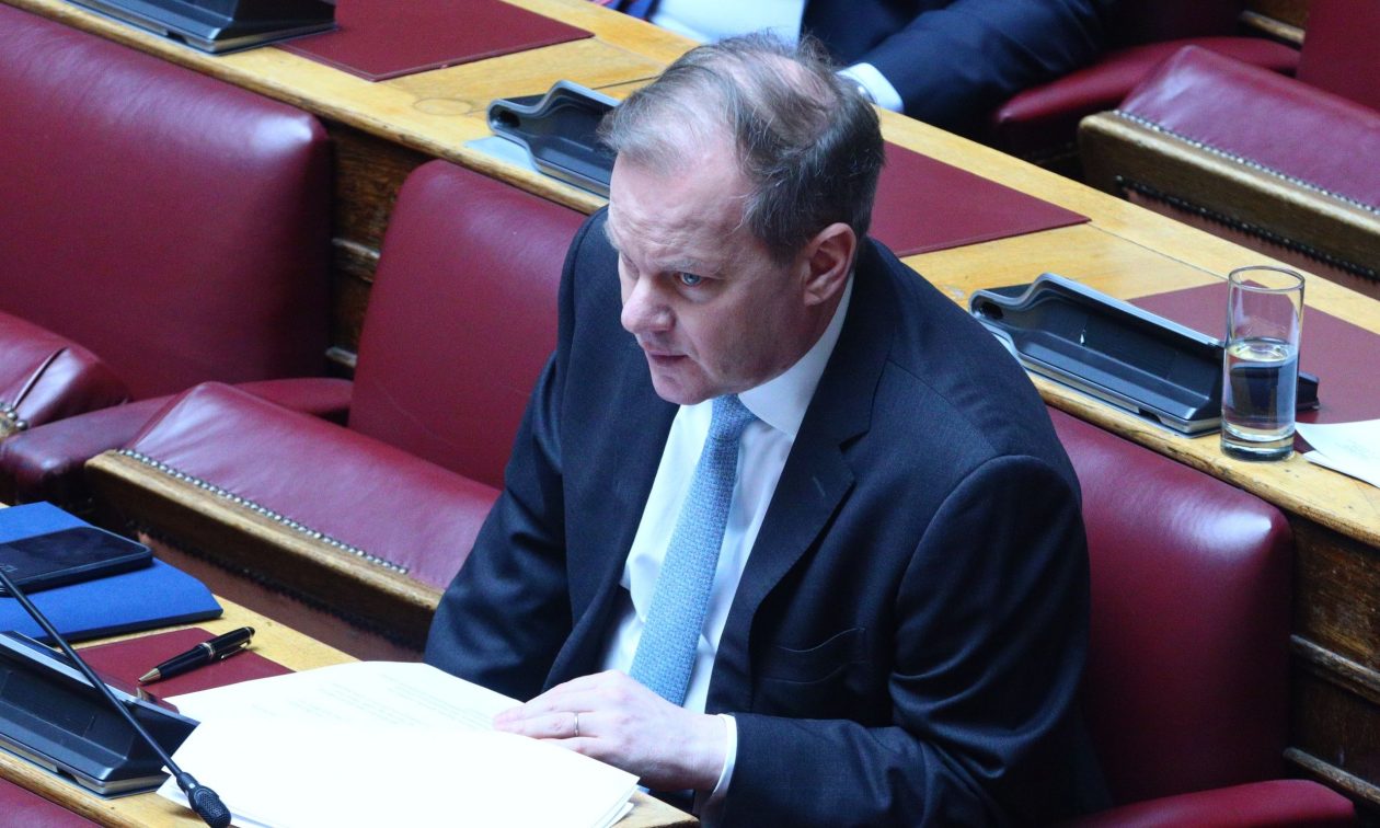 Προανακριτική για Τέμπη – Κώστας Αχ. Καραμανλής: Αρνούμαι ότι έχω τελέσει παράβαση καθήκοντος