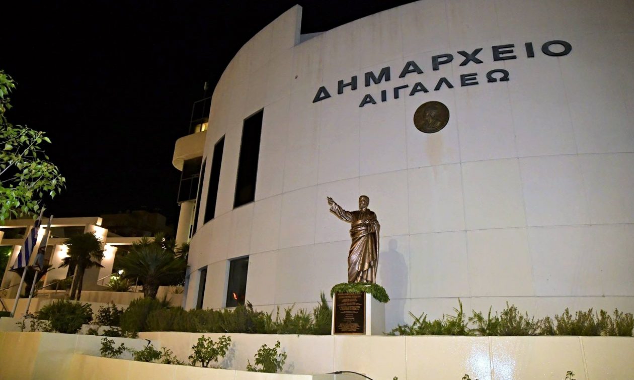 «Μην πάτε πουθενά, έχει όπλο»: 59χρονος σε αμόκ εισέβαλλε στο δημαρχείο Αιγάλεω