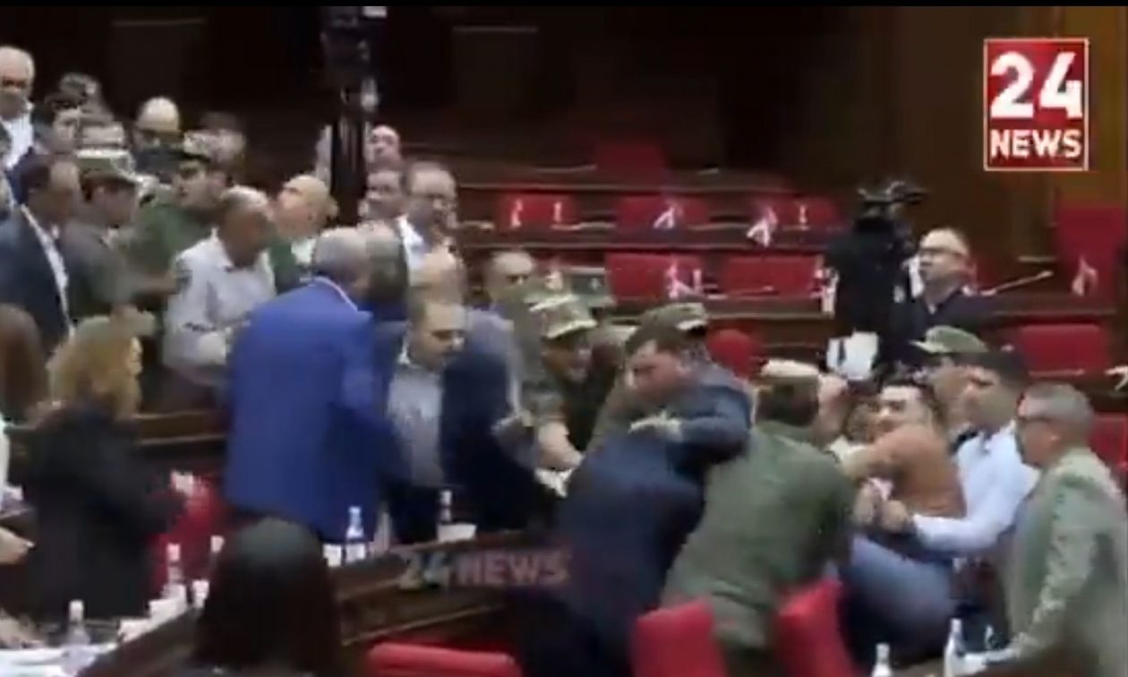 Αρμενία: Σε «ρινγκ» μετετράπη το κοινοβούλιο – Άγρια συμπλοκή σε συνεδρίαση για άρση ασυλίας
