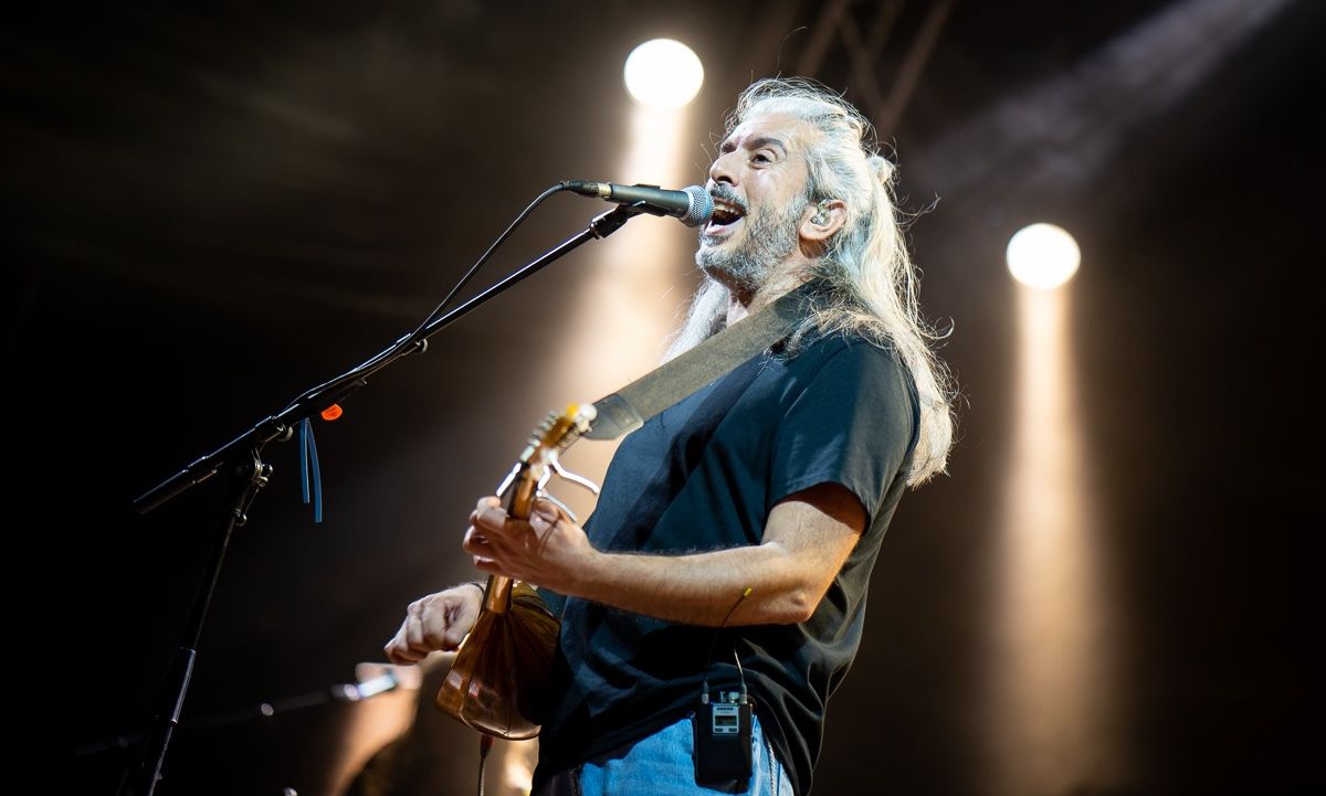 Γιάννης Χαρούλης: Φινάλε της καλοκαιρινής περιοδείας στο Θέατρο Λυκαβηττού