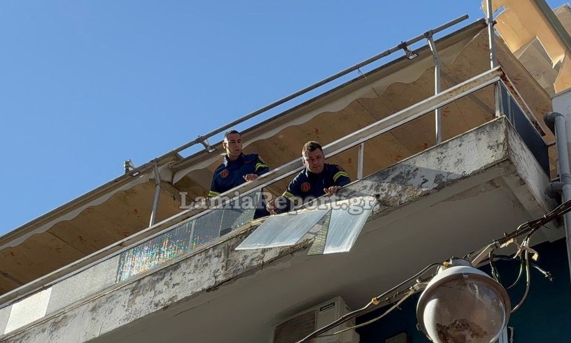 Λαμία: Γυάλινο κάγκελο κρεμόταν από μπαλκόνι κτιρίου πάνω από περαστικούς
