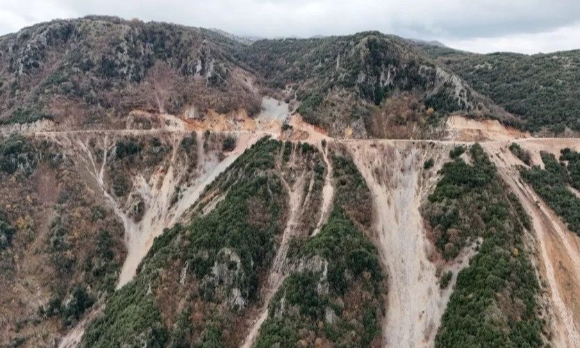 Άραχθος: «Καταρράκτες» από μπάζα, διαμαρτυρίες και μηνύσεις στα Τζουμέρκα