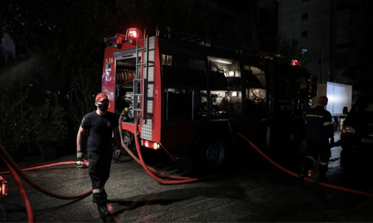 Φωτιά στην Αθήνα: Στις φλόγες ισόγειος χώρος καταστήματος – Απομακρύνθηκαν ένοικοι από διαμερίσματα