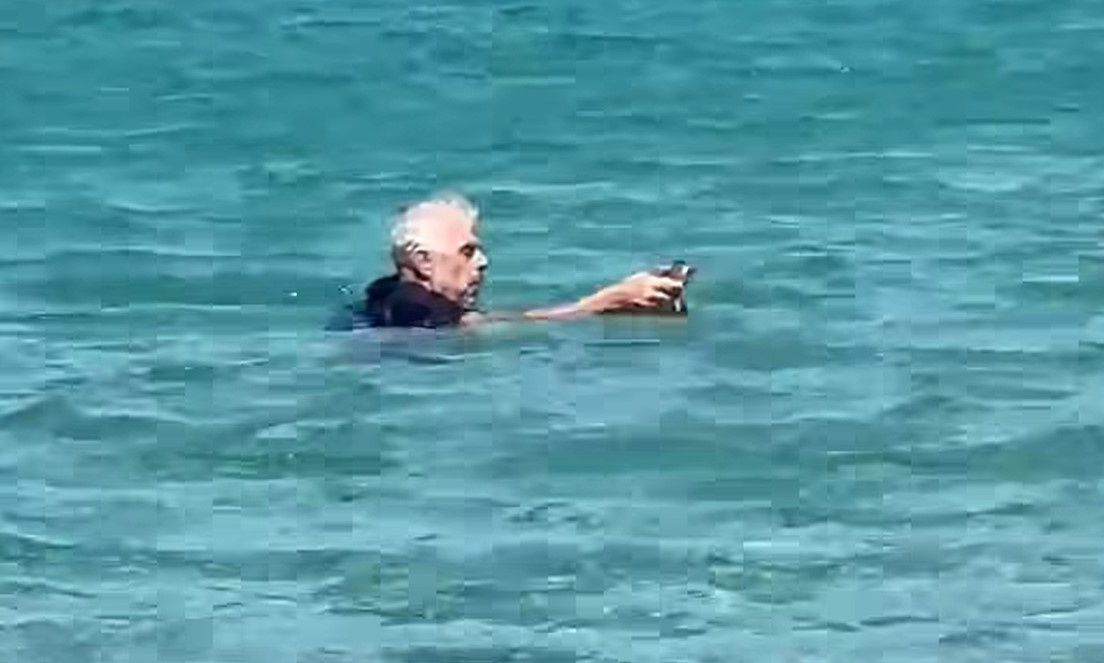Πάρος: Γάλλος τουρίστας έσωσε γατάκι που κινδύνευε στη θάλασσα και θα το υιοθετήσει