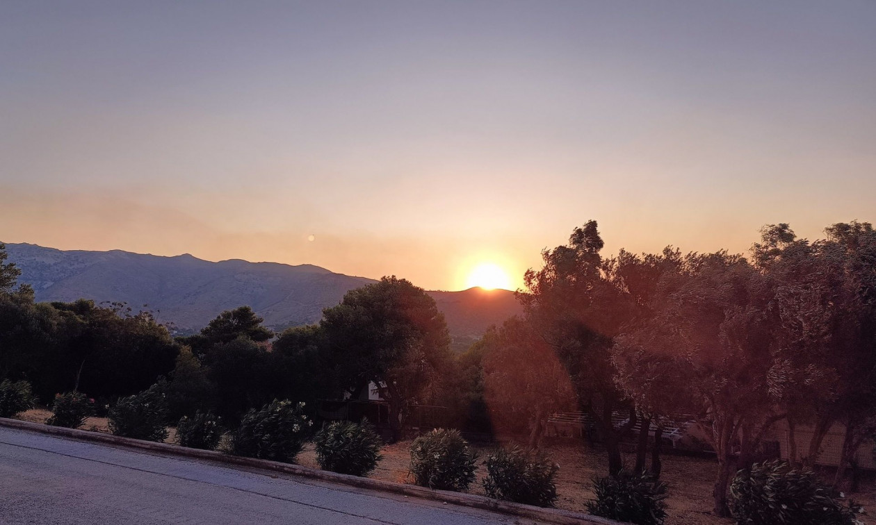 Γιατί μυρίζει σήμερα καμένο στην Αττική – Ειδικός εξηγεί στο Newsbomb