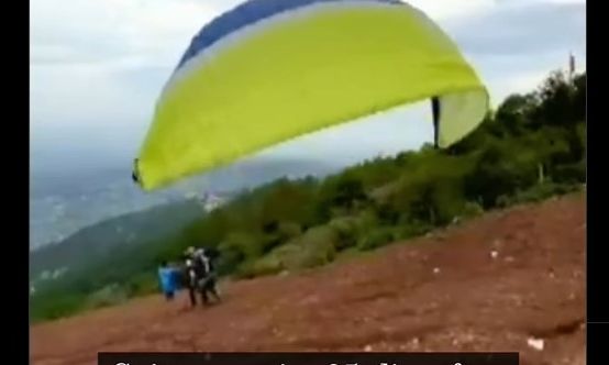 Ινδία: Τουρίστας σκοτώθηκε σε δυστύχημα με αλεξίπτωτο πλαγιάς – Βίντεο από τη στιγμή της απογείωσης