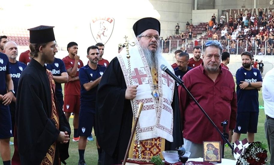 O… viral αγιασμός του Μητροπολίτη Λαρίσης Ιερώνυμου – Τι είπε για τους «βυσσινί» και αποθεώθηκε