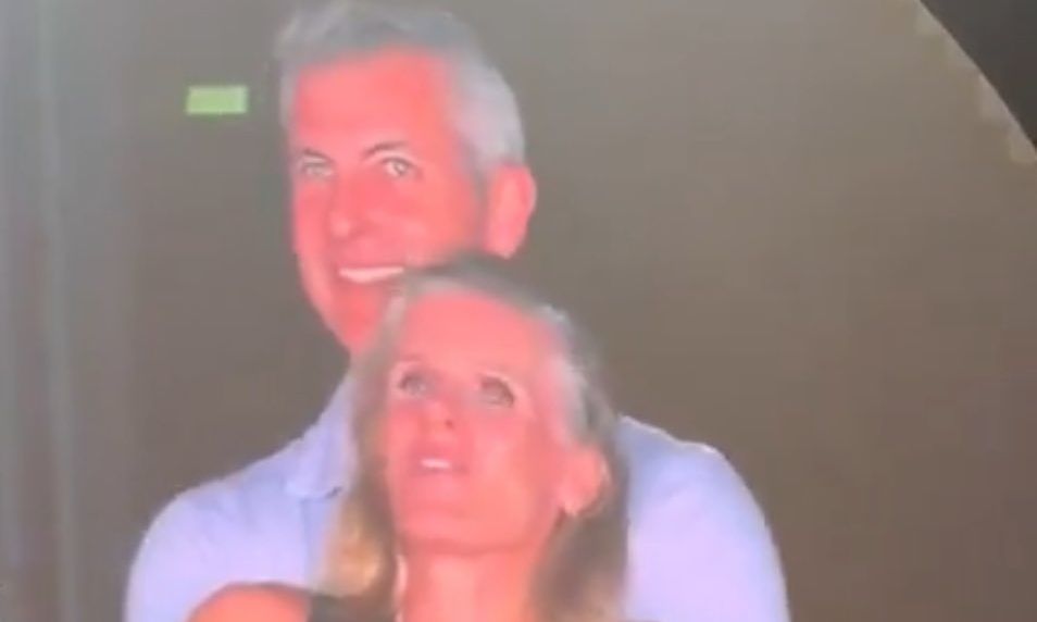 Η «kiss cam» ξεσκέπασε παράνομο ζευγάρι: Ο CEO αγκαλιά με συνεργάτιδά του – Η αντίδραση της συζύγου