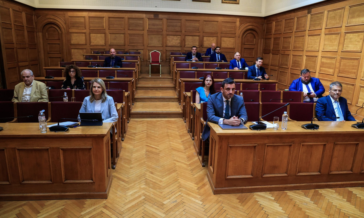 Αυλαία στην προανακριτική Καραμανλή – «Στα κάγκελα» η αντιπολίτευση για τη fast track διαδικασία