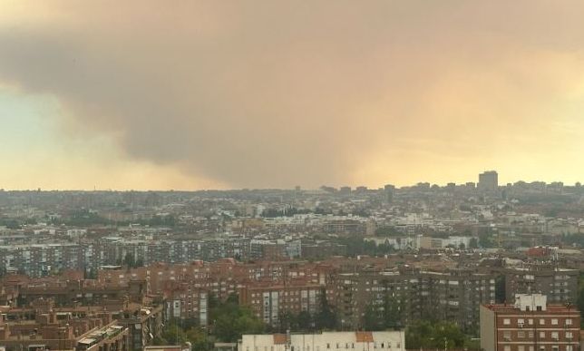 Mαδρίτη: «Πνίγηκε» από γιγάντιο σύννεφο καπνού – Στο έλεος καταστροφικών πυρκαγιών η Ισπανία