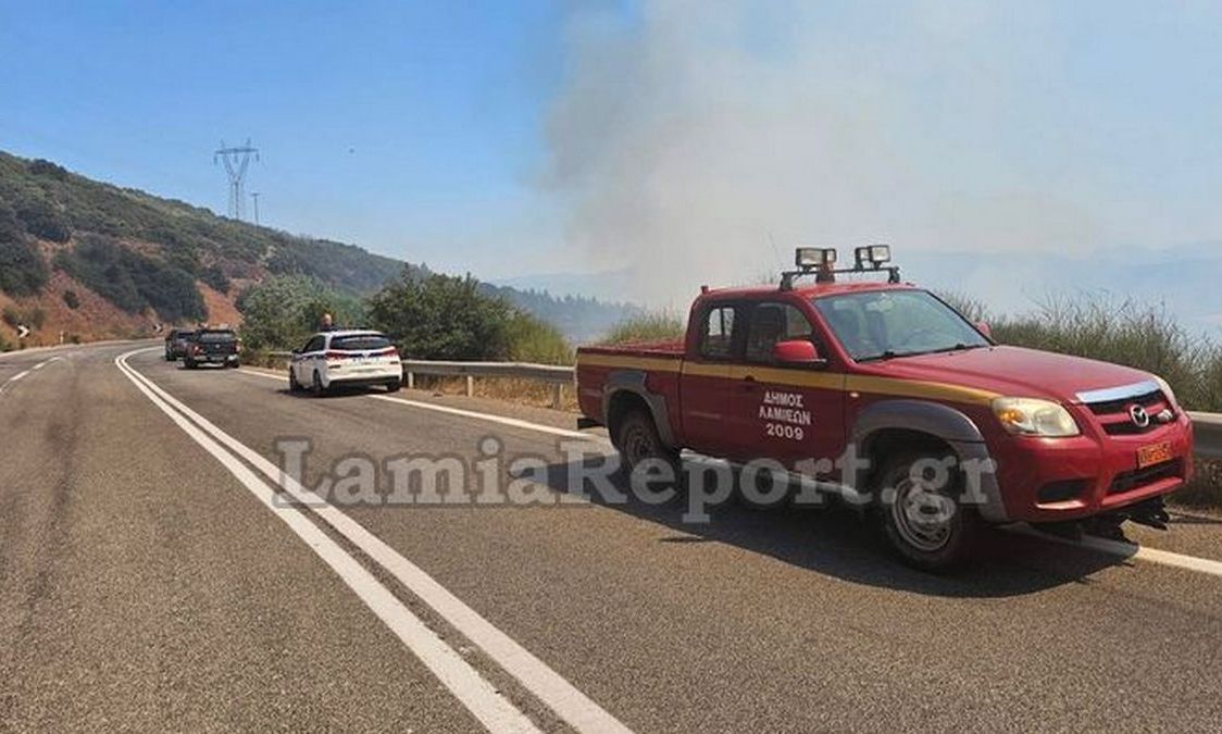 Φωτιά στη Βόρεια Λαμία – Καίει κοντά σε καταυλισμό Ρομά