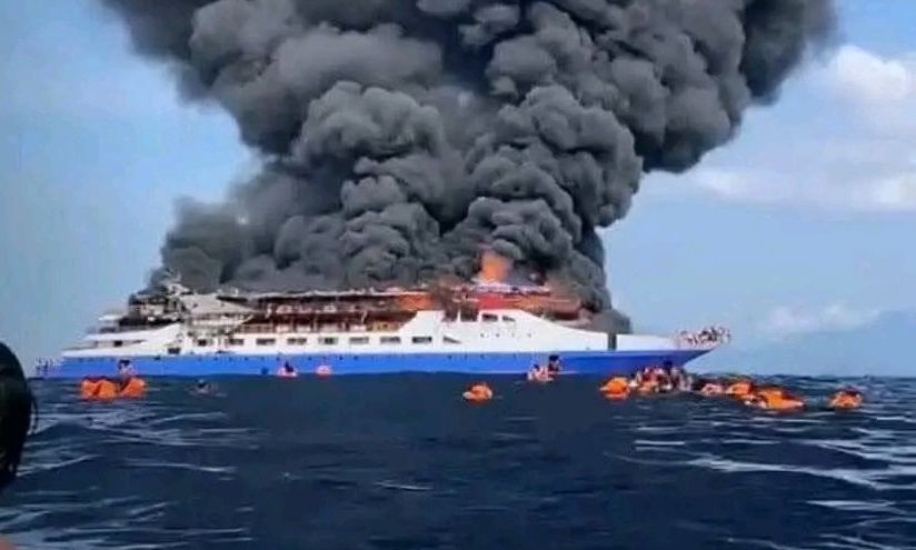 Ινδονησία: Ξέσπασε φωτιά σε πλοίο – Στη θάλασσα οι 280 επιβάτες – Βίντεο