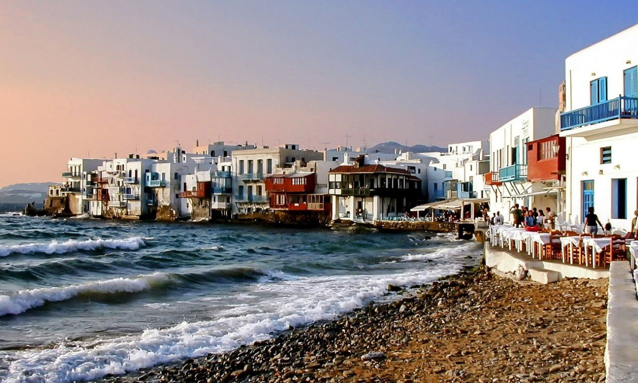 Θερίζει η αισχροκέρδεια στα νησιά: Λογαριασμοί που ζαλίζουν για ξαπλώστρες και χωριάτικη σαλάτα