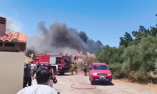 Συναγερμός στην Ιεράπετρα: Ξέσπασε πυρκαγιά σε γεωργική έκταση δίπλα σε σπίτια