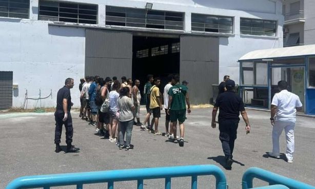 Μετανάστες και στην Καλαμάτα: Το Λιμενικό αποβίβασε 56 αλλοδαπούς, οι περισσότεροι Ιρανοί