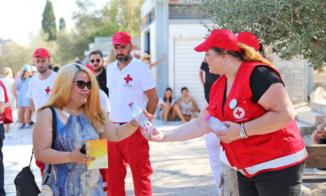 Ο Ερυθρός Σταυρός θα υλοποιήσει έκτακτη δράση υποστήριξης των επισκεπτών της Ακρόπολης λόγω καύσωνα