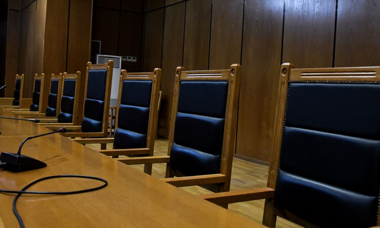 Βόλος: Προσπάθησε να «βγάλει» τα μάτια του αδερφού του – Εμφανίστηκε με το εσώρουχο στο δικαστήριο