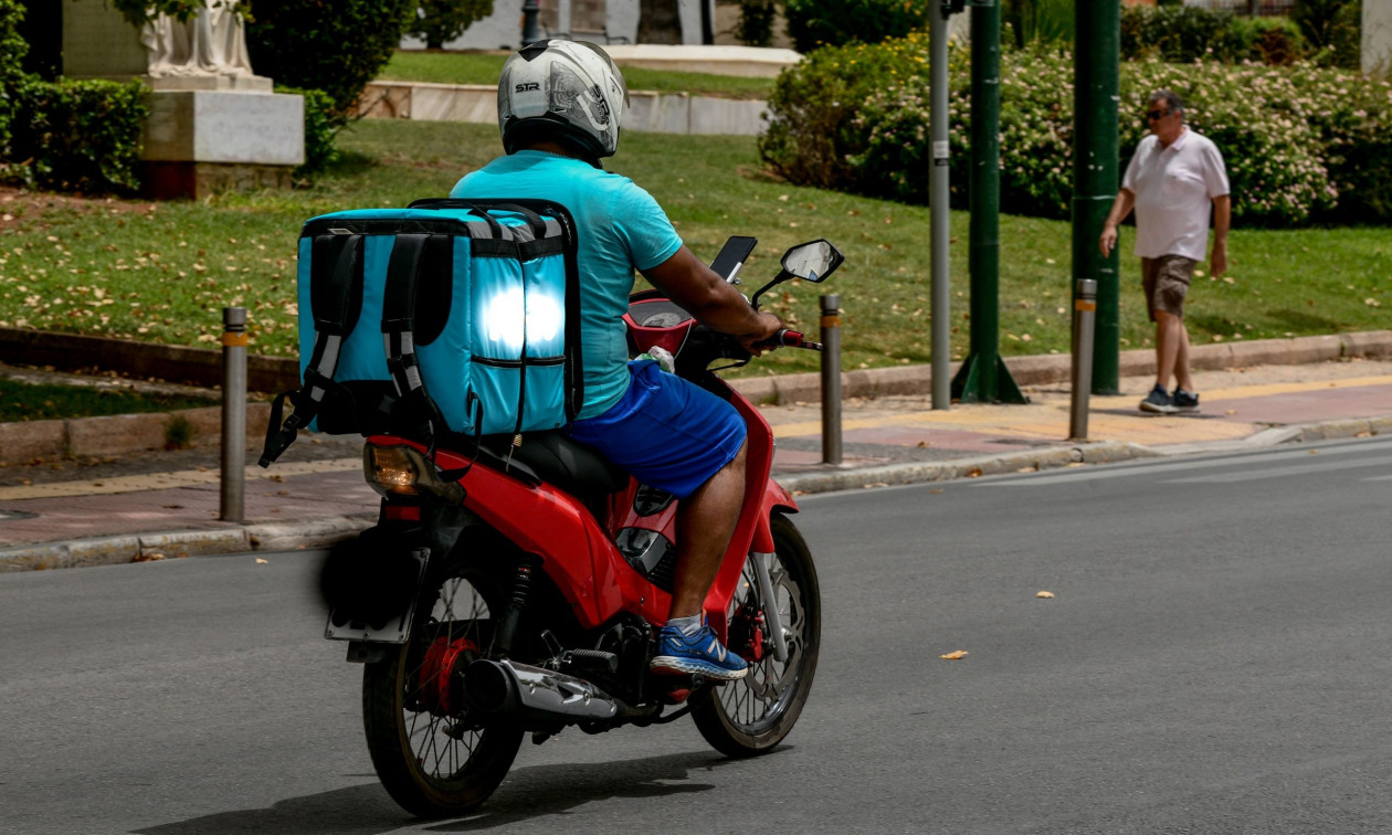 Ο καύσωνας και τα 43άρια βάζουν φρένο στα delivery και ενισχύουν την τηλεργασία