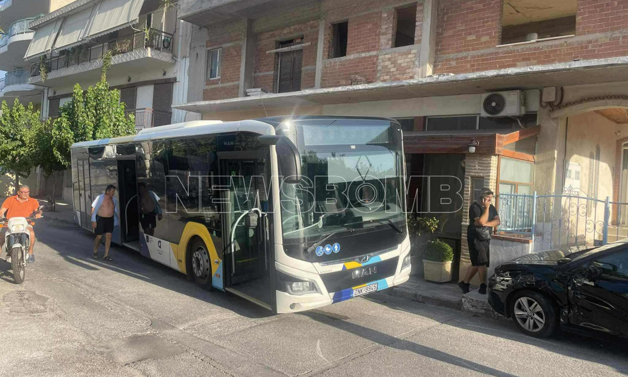 Μενίδι: Λεωφορείο έπεσε σε ψησταριά – Αναφορές για τραυματίες
