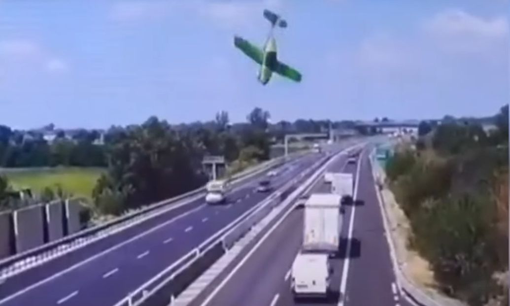 Ιταλία: Ιδιωτικό αεροσκάφος συνετρίβη σε αυτοκινητόδρομο – Νεκροί οι δύο επιβαίνοντες