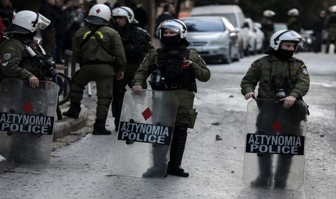 Νέα Φιλαδέλφεια: Επίθεση νεαρών σε διμοιρία των ΜΑΤ – Τρεις οι τραυματίες