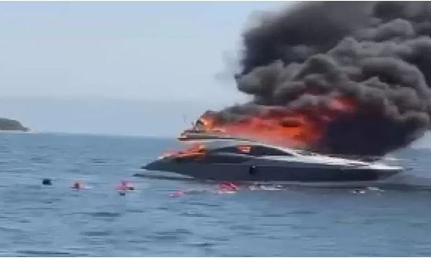 Πριγκηπονήσια: Φωτιά ξέσπασε σε σκάφος στο «λουλούδι» της Κωνσταντινούπολης – Βίντεο