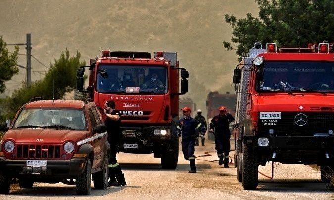 Φωτιά στη Δροσοπηγή Ωρωπού στα όρια με τον Διόνυσο – Επιχειρούν δυνάμεις της Πυροσβεστικής
